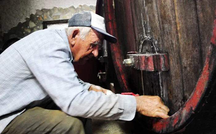 Rad uz drvenu bačvu u obiteljskom podrumu Buntić